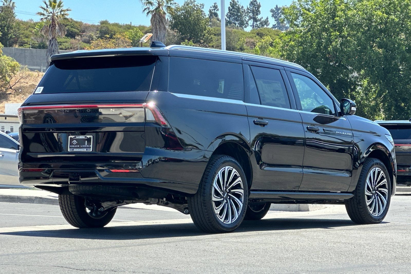 New 2026 Lincoln Navigator L Black Label AWD/4WD image 3