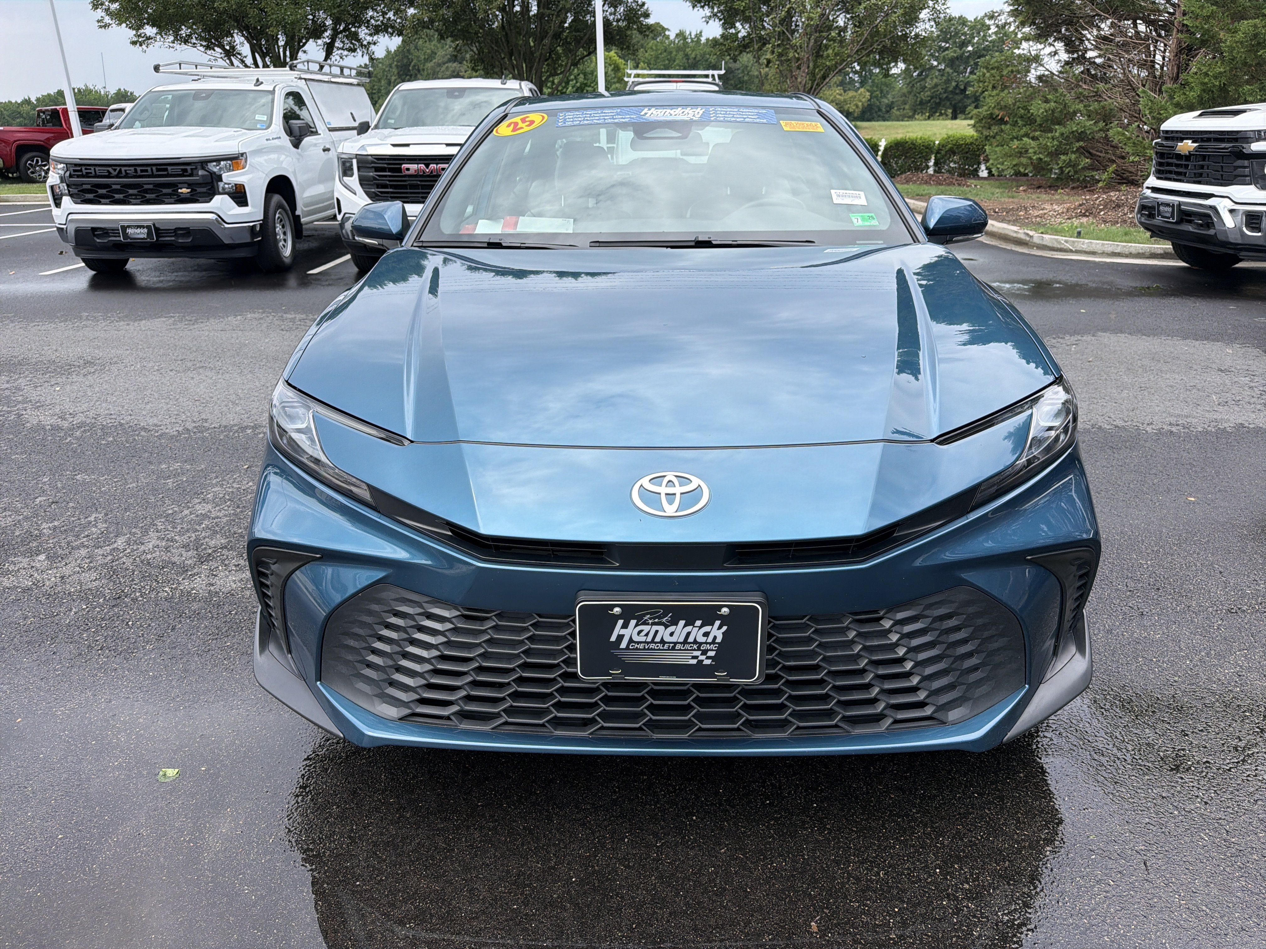 Used 2025 Toyota Camry SE FWD image 3