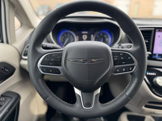Used 2022 Chrysler Pacifica Touring-L FWD image 22