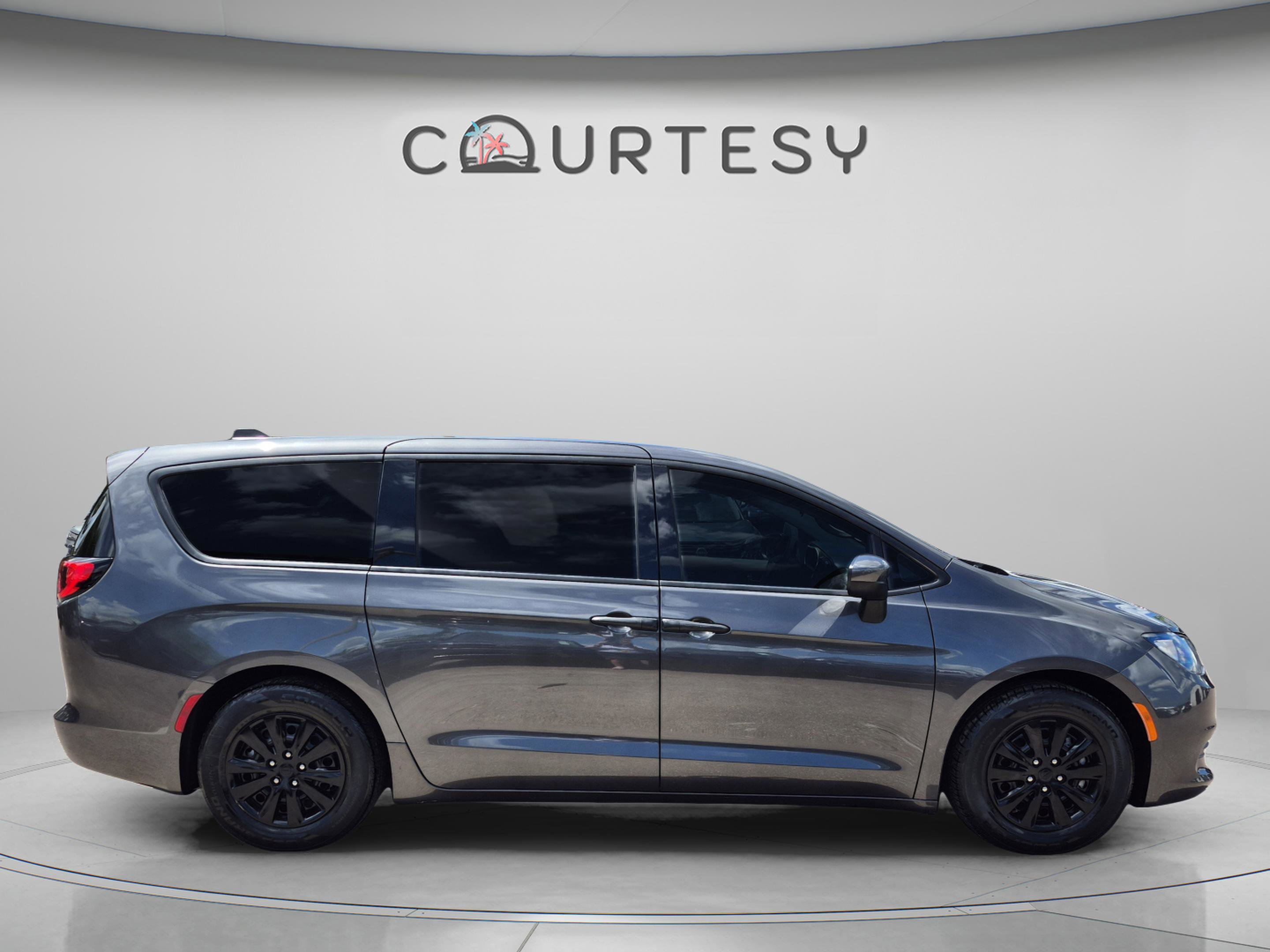 Used 2018 Chrysler Pacifica L image 6