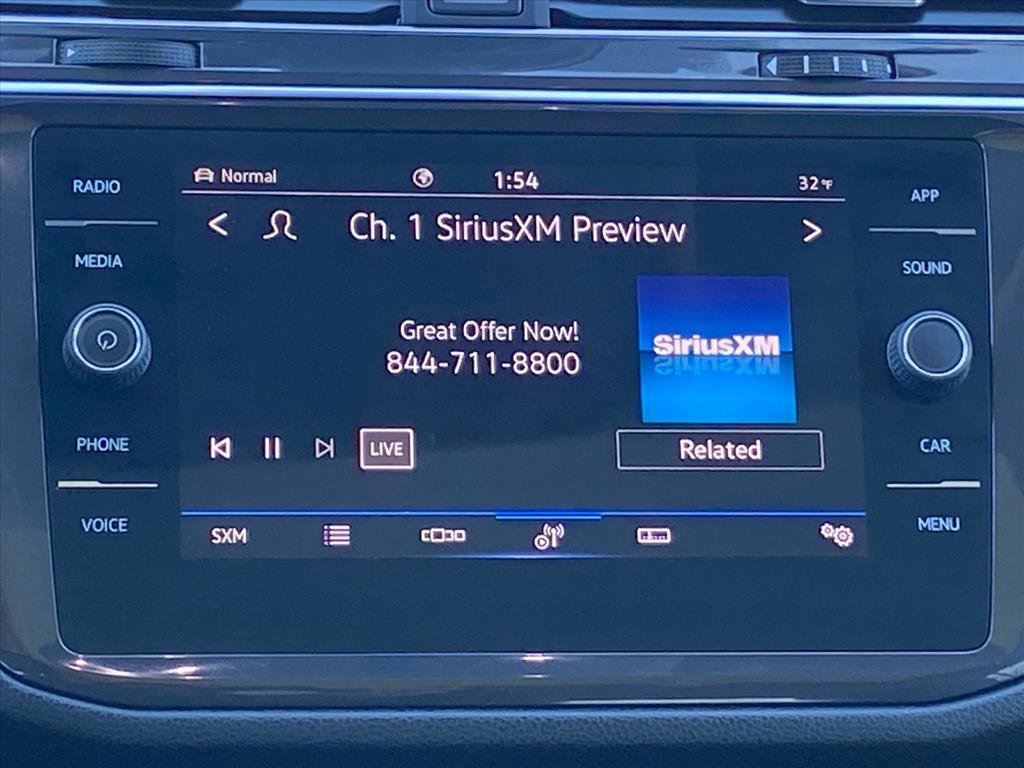 Used 2022 Volkswagen Tiguan SE w/ Panoramic Sunroof Package image 9