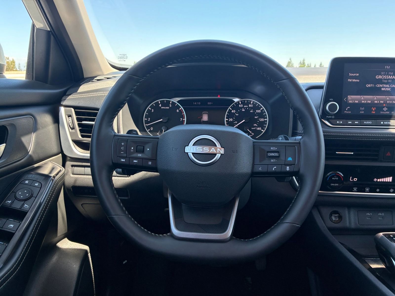 Used 2025 Nissan Rogue SV FWD image 29