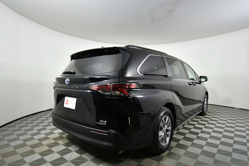 Used 2023 Toyota Sienna XLE image 11