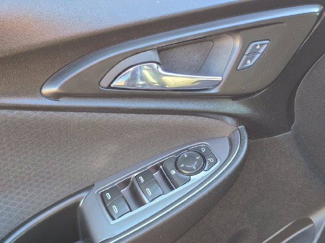 Used 2017 Chevrolet Malibu LT FWD image 29