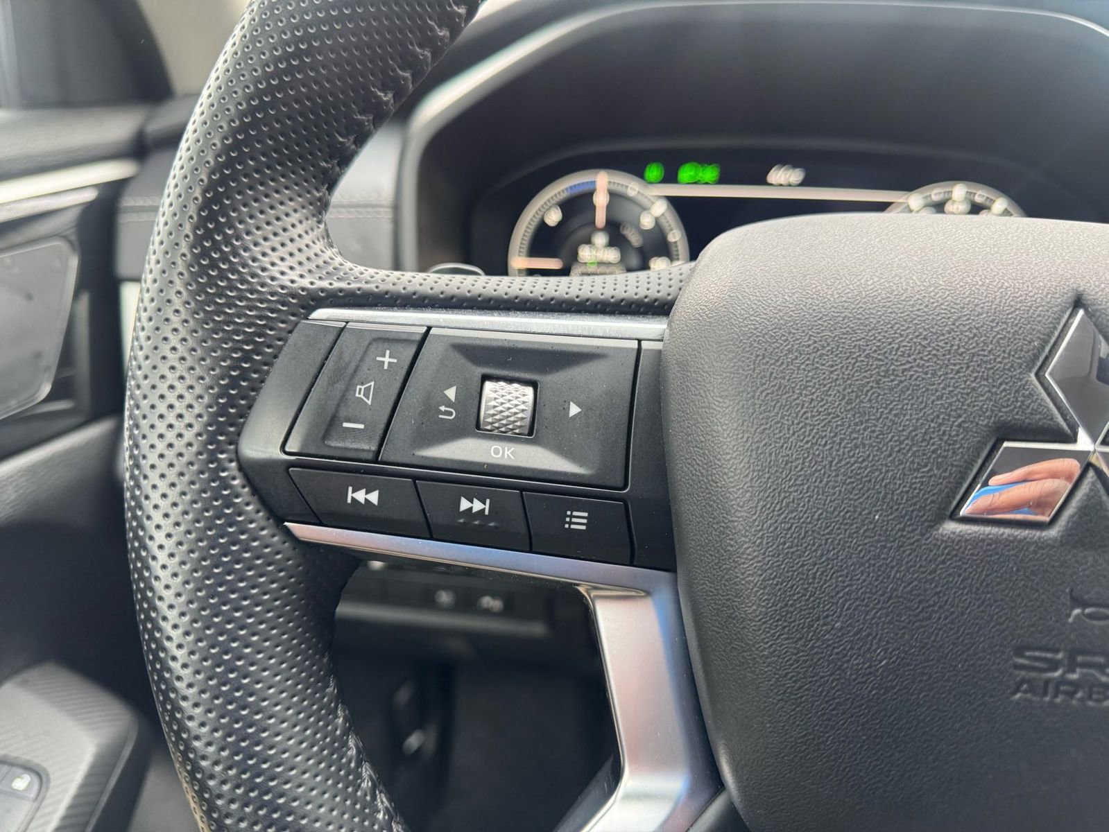 Used 2024 Mitsubishi Outlander 4WD Plug-In Hybrid image 14