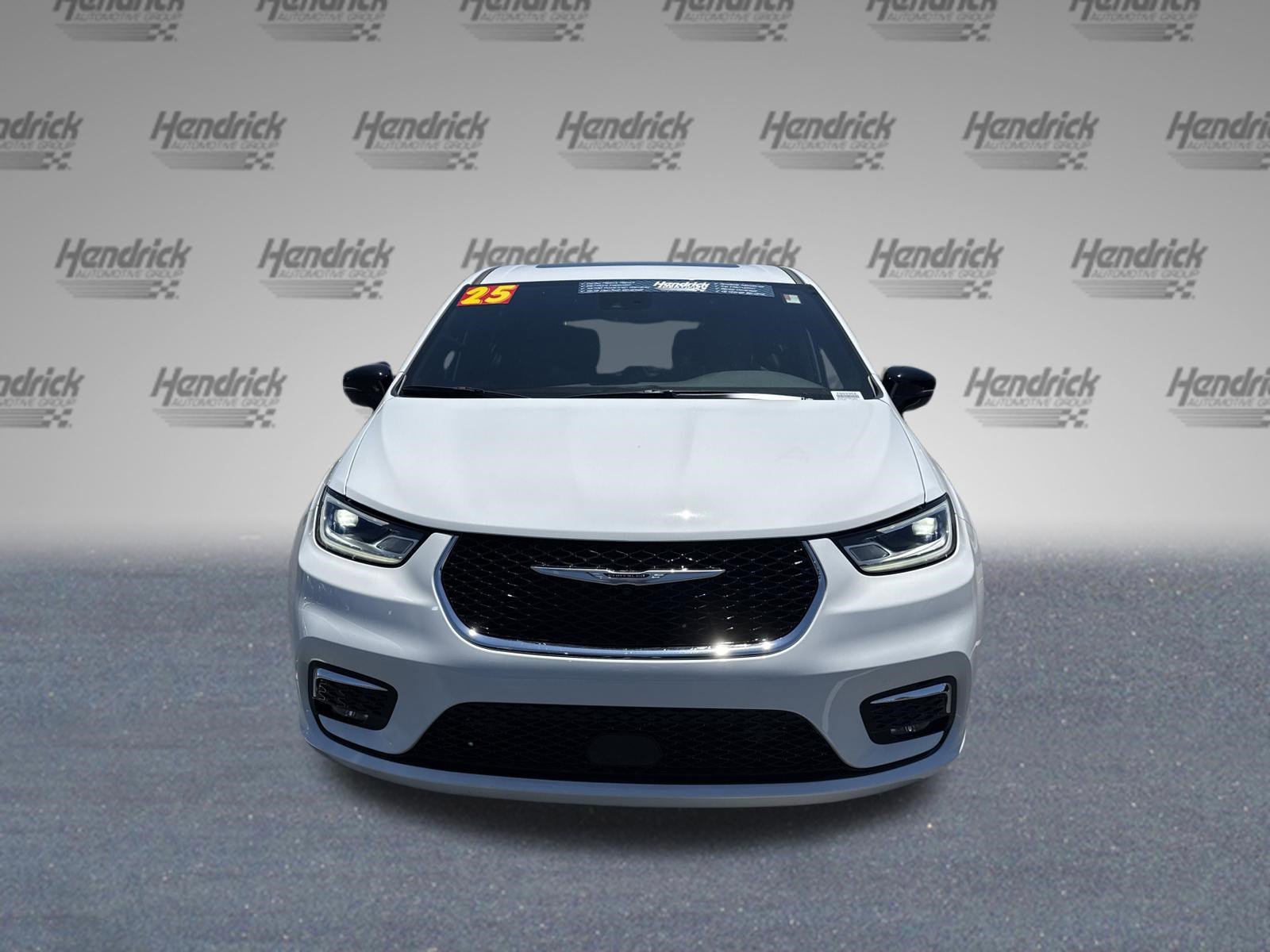 Used 2025 Chrysler Pacifica Select FWD image 3