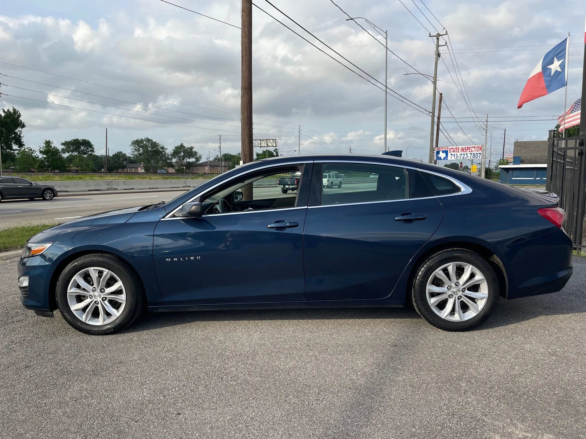 Used 2021 Chevrolet Malibu LT image 2