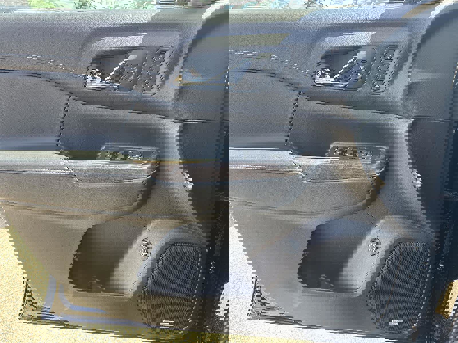 Used 2023 GMC Acadia Denali w/ Black Diamond Edition image 32