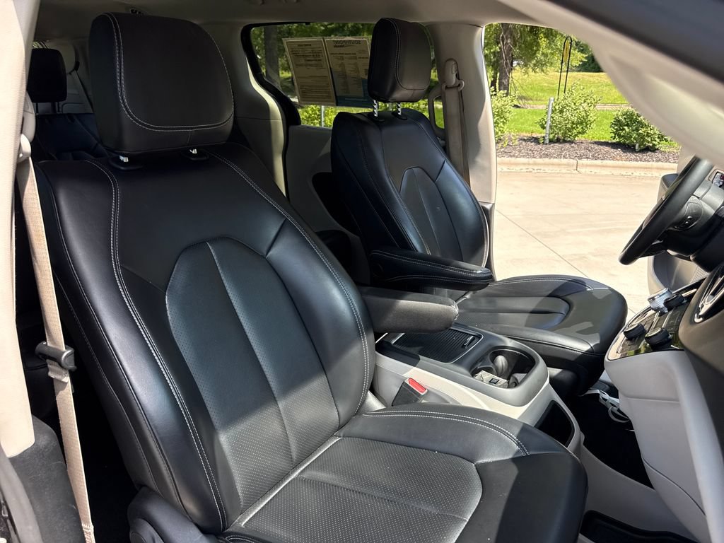 Used 2023 Chrysler Pacifica Touring-L FWD image 35