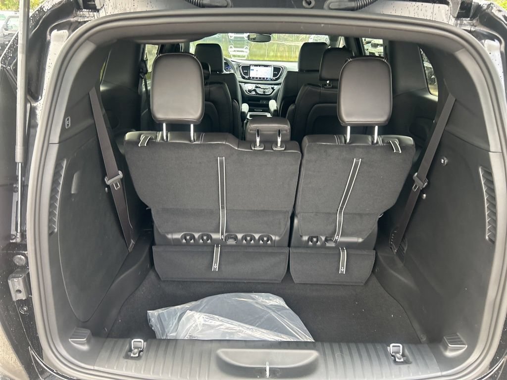 New 2026 Chrysler Pacifica Select FWD image 30