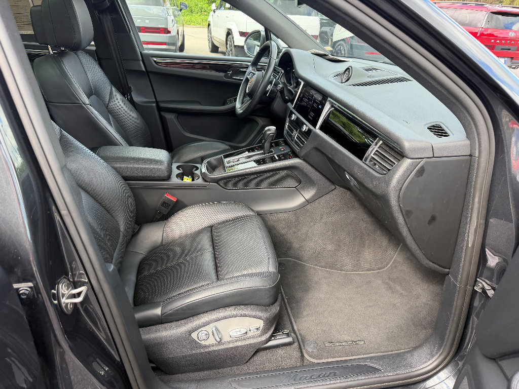 Used 2025 Porsche Macan Turbo AWD/4WD image 14