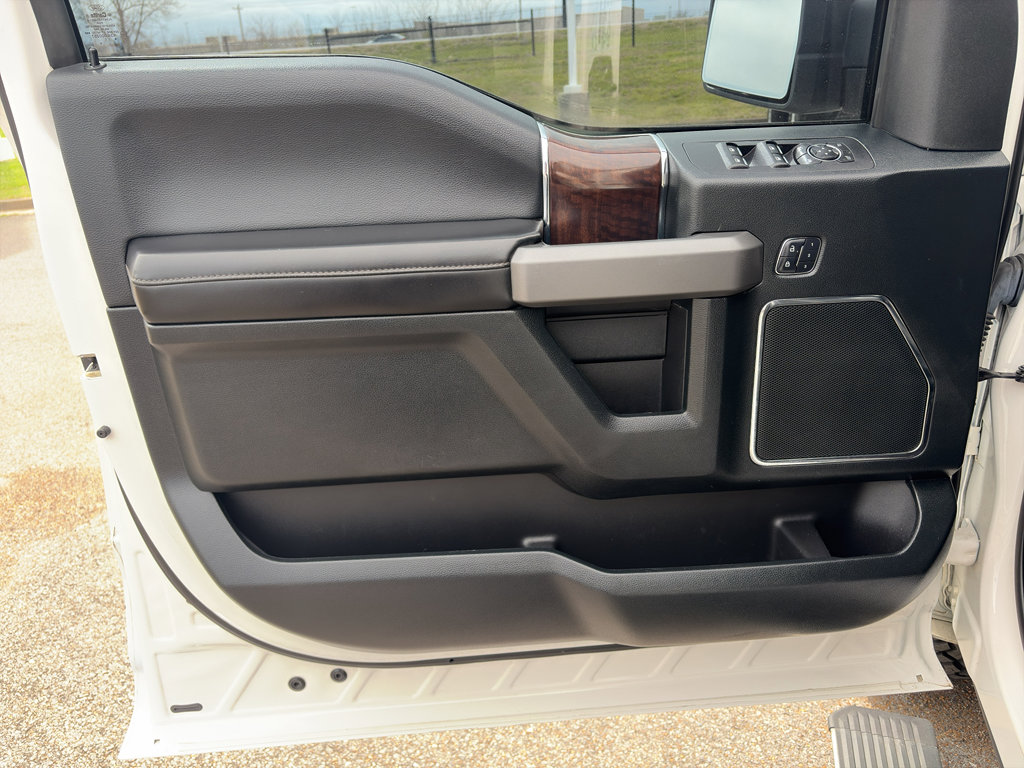 Used 2016 Ford F150 Platinum w/ Equipment Group 701A Luxury image 10