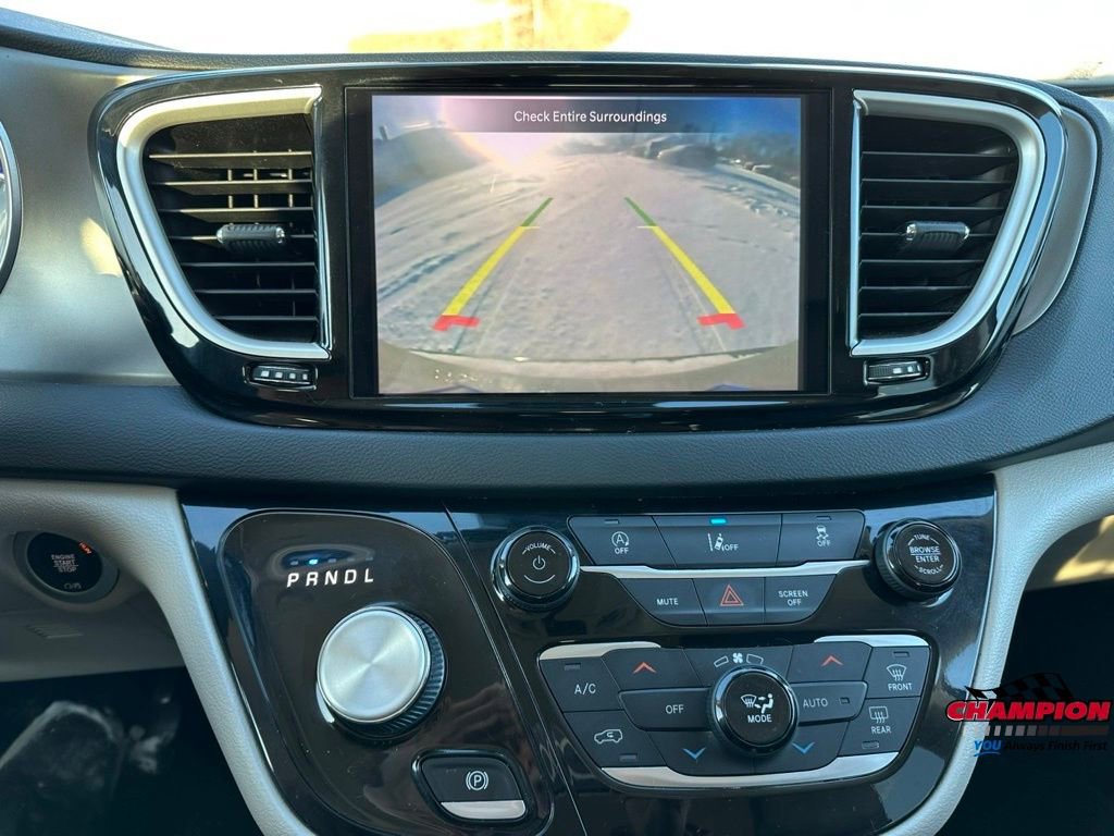 Used 2022 Chrysler Pacifica Touring-L image 19