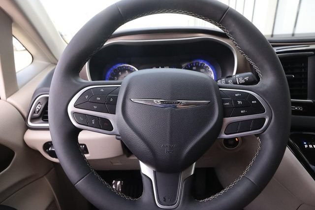 Used 2023 Chrysler Voyager LX image 12