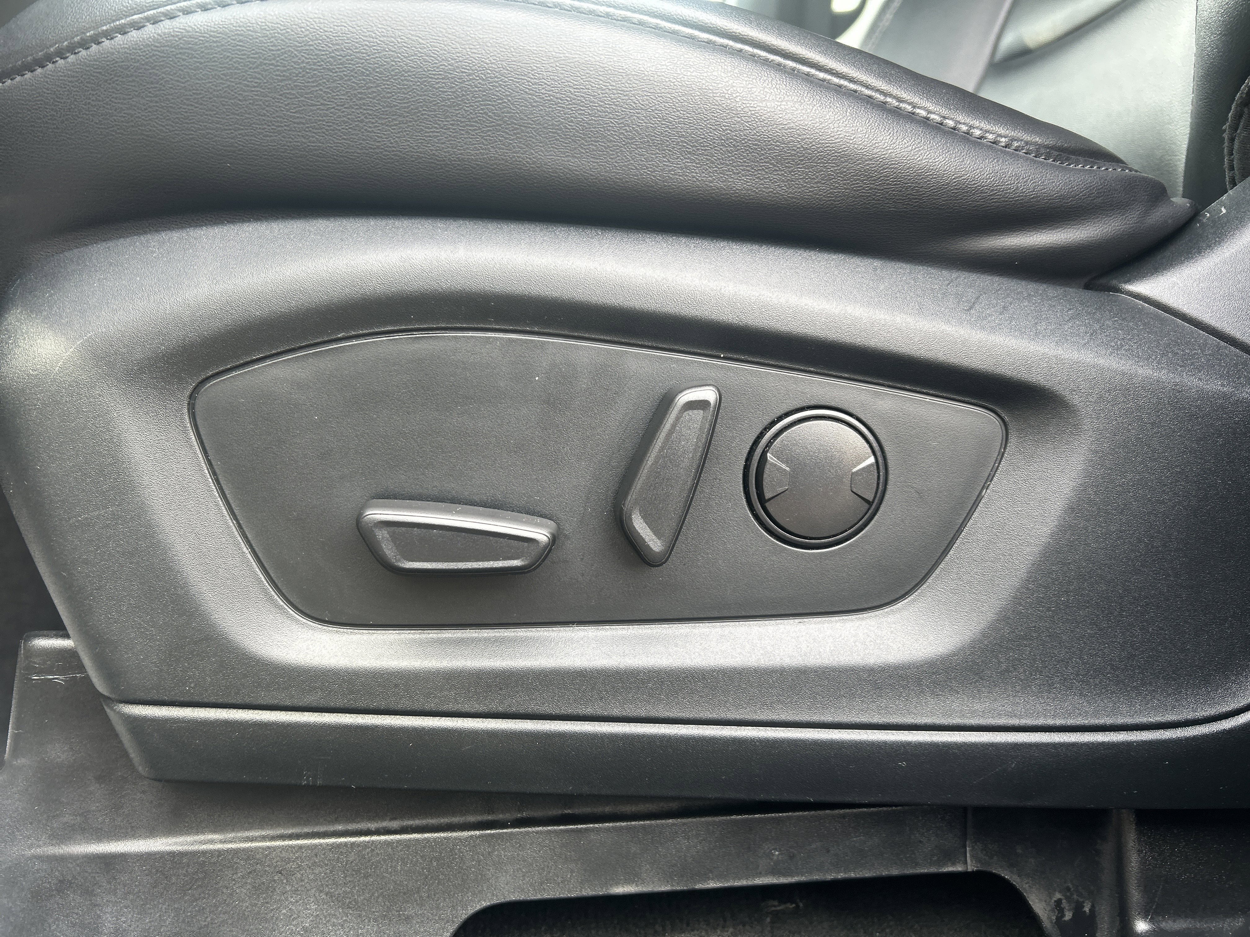 Certified 2022 Ford Explorer XLT w/ Equipment Group 202A image 16