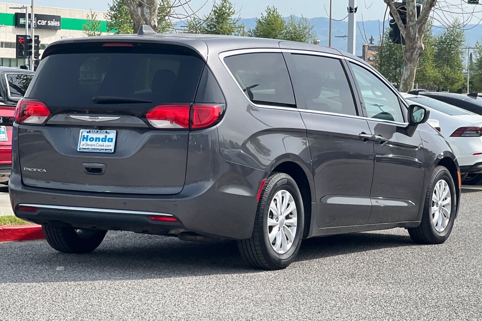 Used 2018 Chrysler Pacifica Touring Plus image 8