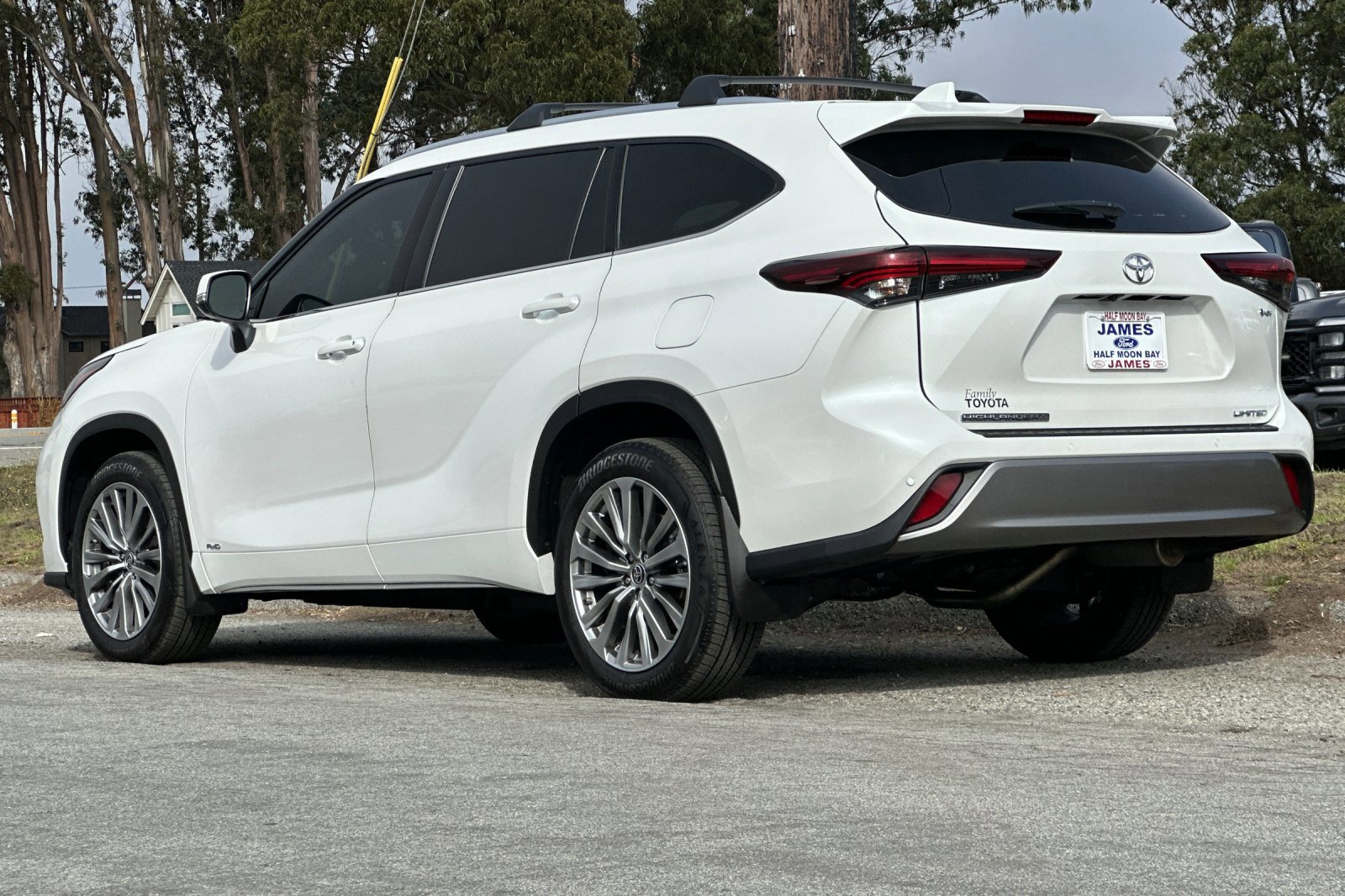 Used 2025 Toyota Highlander XLE image 3