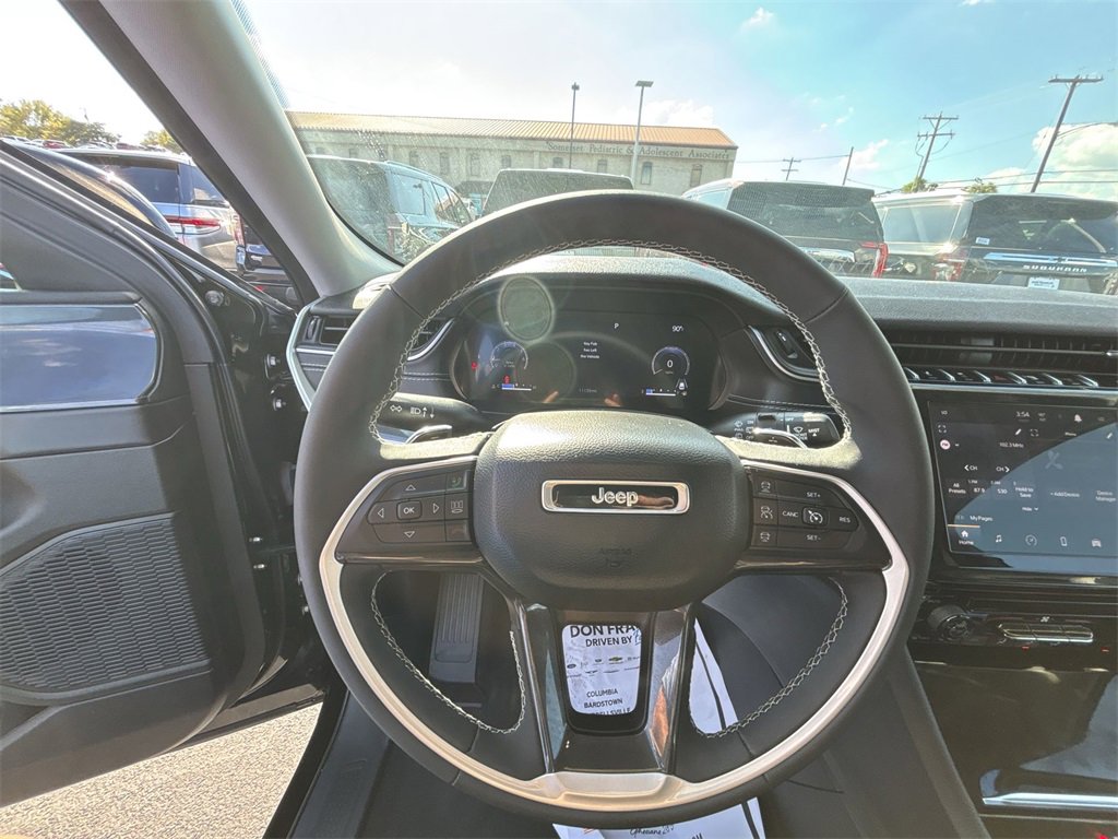 Used 2023 Jeep Grand Cherokee Laredo image 20