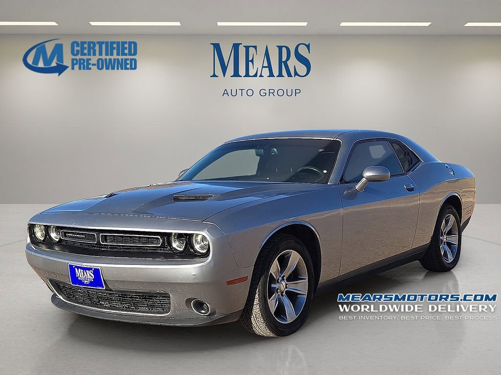 Used 2015 Dodge Challenger SXT image 1