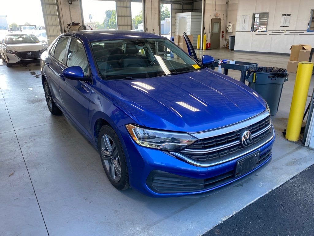 Used 2024 Volkswagen Jetta SE FWD image 1