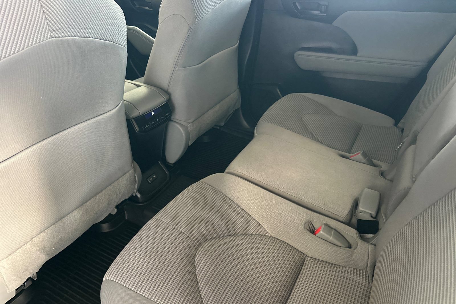 Used 2023 Toyota Highlander LE AWD/4WD image 9
