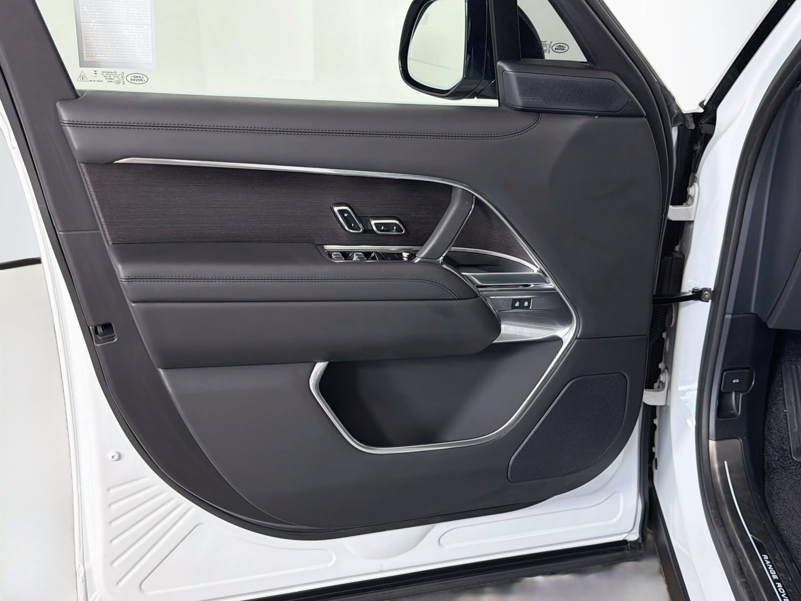 Certified 2025 Land Rover Range Rover SE AWD/4WD image 21