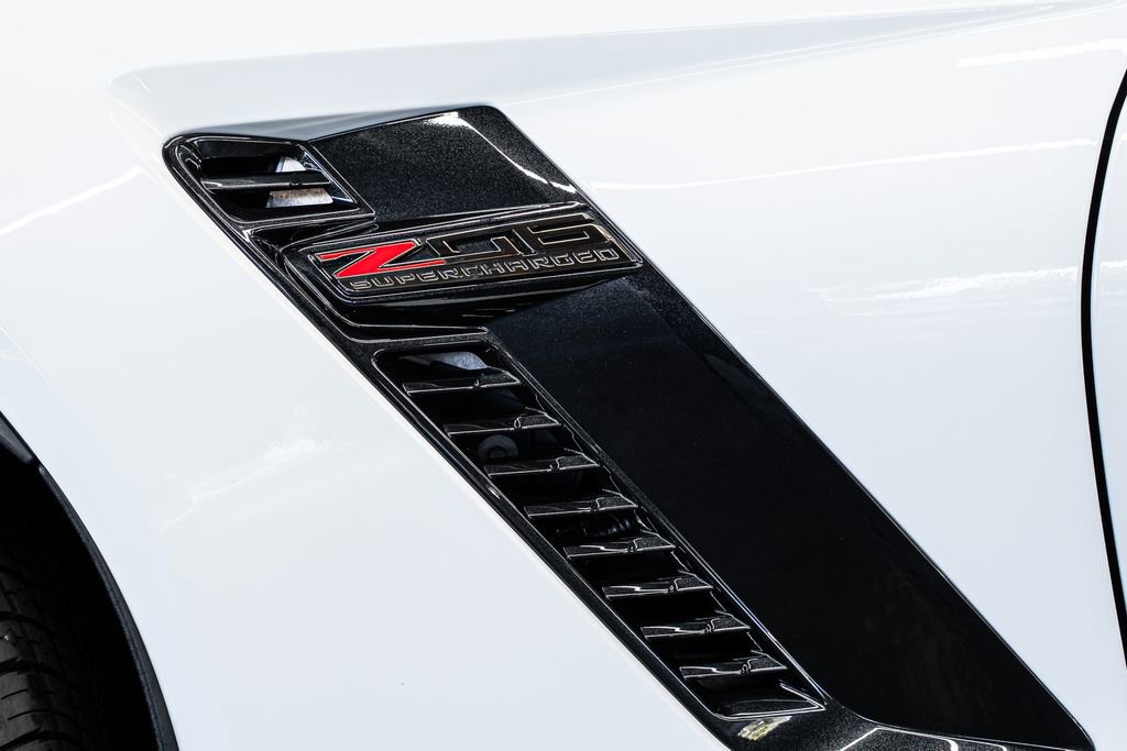Used 2015 Chevrolet Corvette Z06 w/ 3LZ Preferred Equipment Group image 16