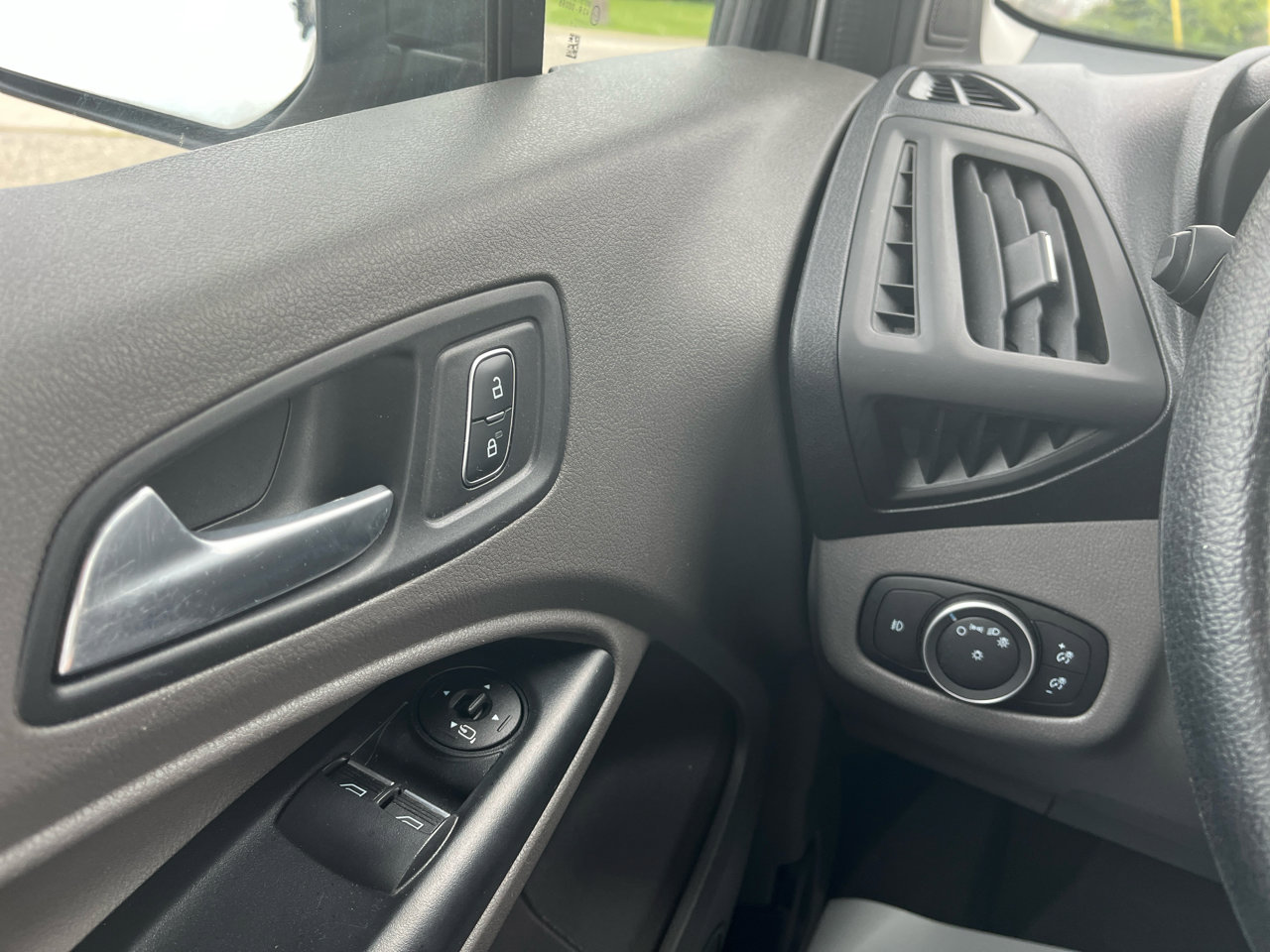 Used 2021 Ford Transit Connect XLT image 13