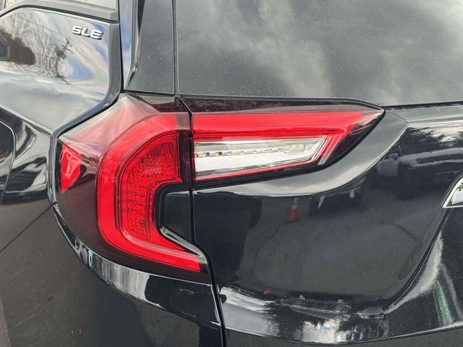 Used 2023 GMC Terrain SLE w/ Driver Convenience Package image 8