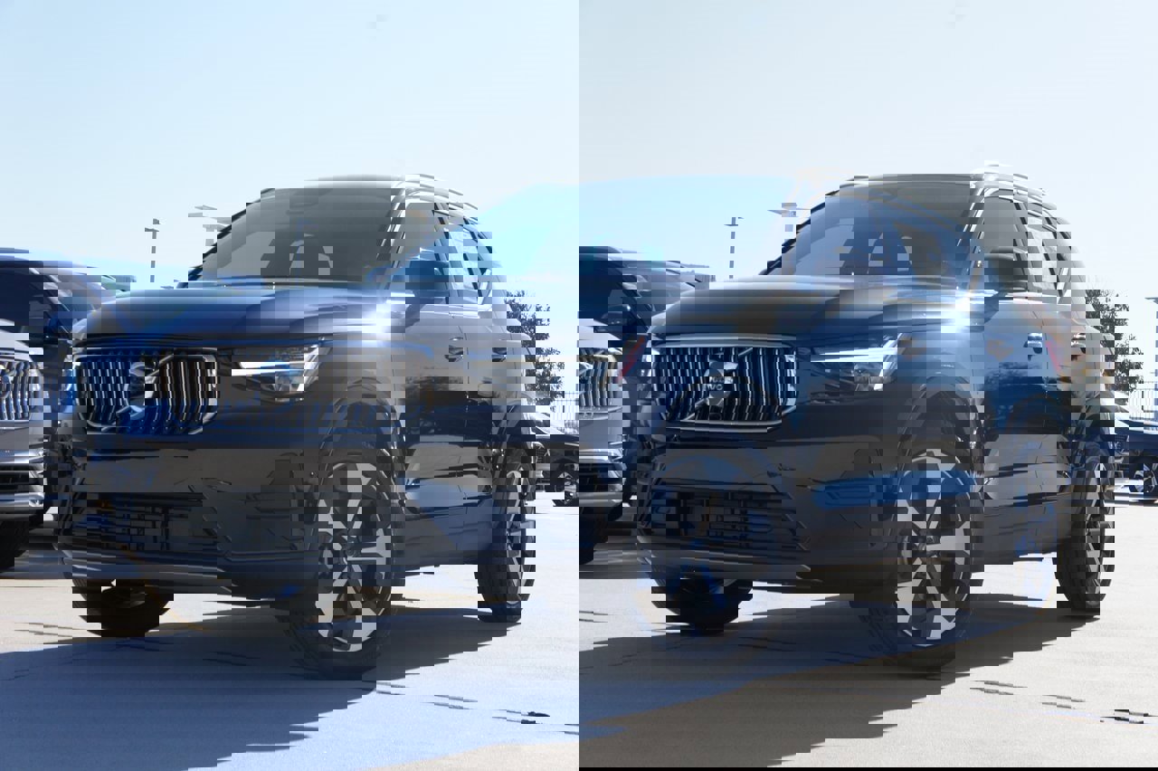 New 2025 Volvo XC40 B5 Core w/ Protection Package Premier