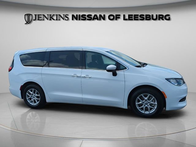 Used 2023 Chrysler Voyager LX FWD image 2