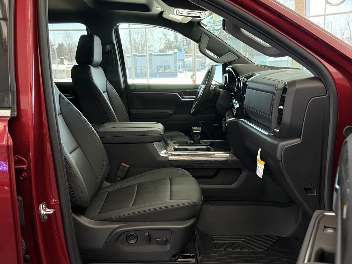 Used 2025 Chevrolet Silverado 1500 LTZ image 27