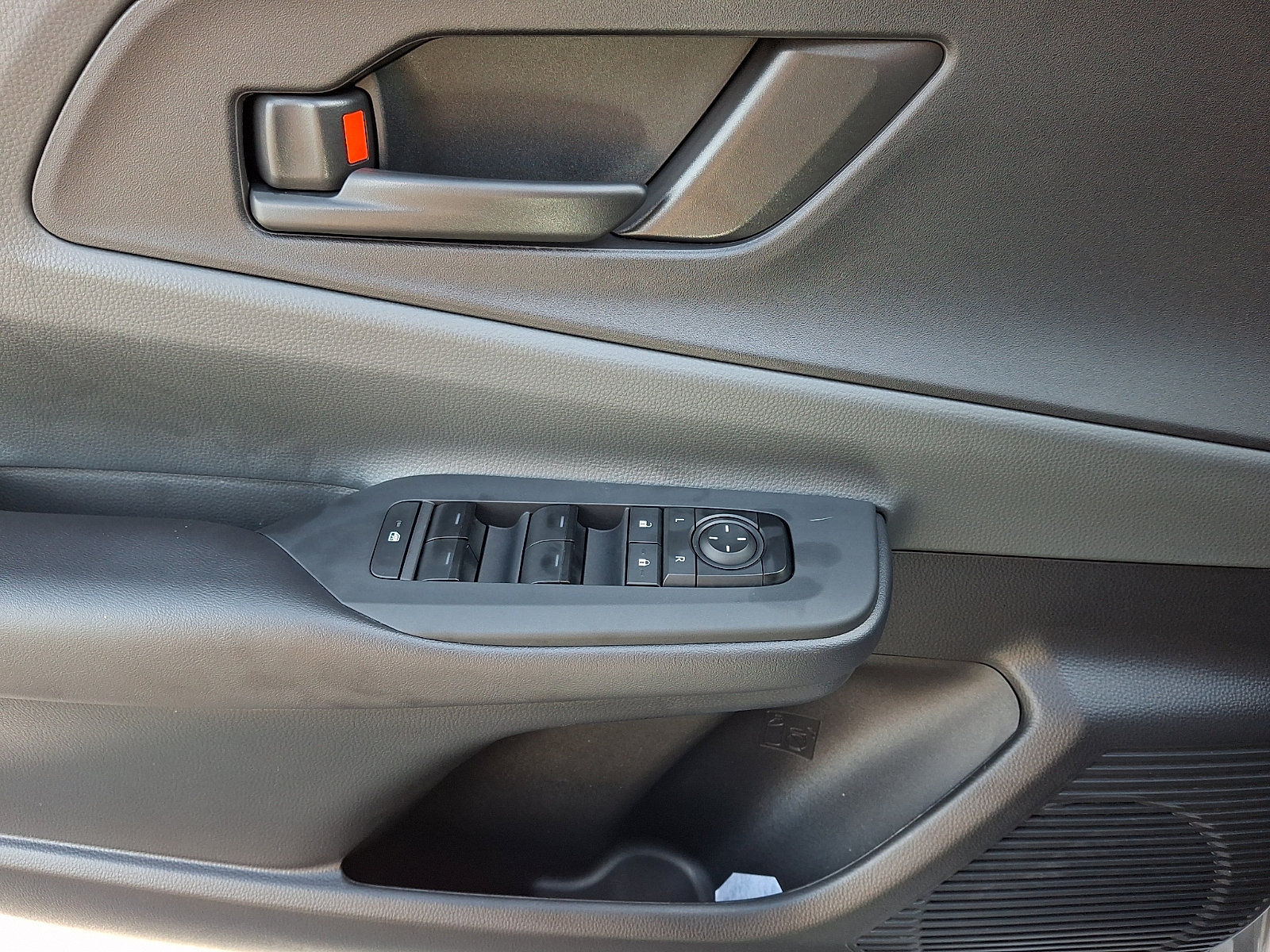 Used 2024 Toyota Prius LE AWD/4WD image 12