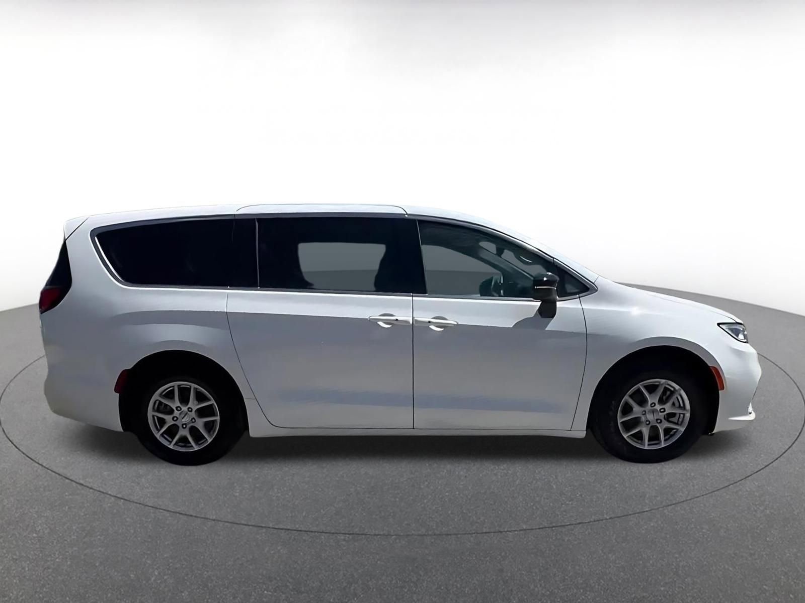 Used 2024 Chrysler Pacifica Touring-L FWD image 16