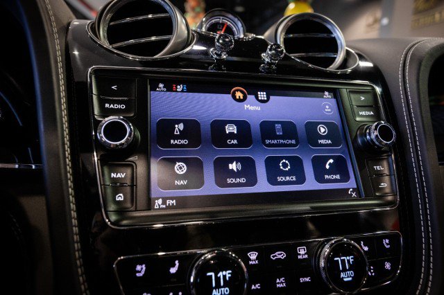 Used 2018 Bentley Bentayga image 48