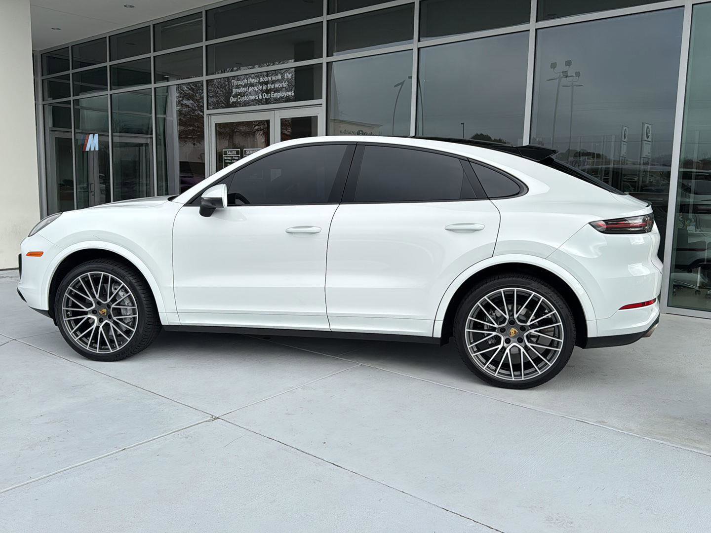 Used 2021 Porsche Cayenne Coupe image 3