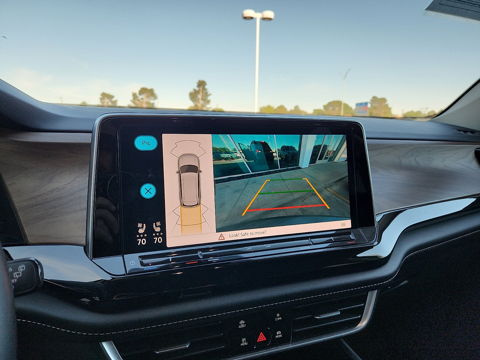 Used 2024 Volkswagen Atlas SE image 18