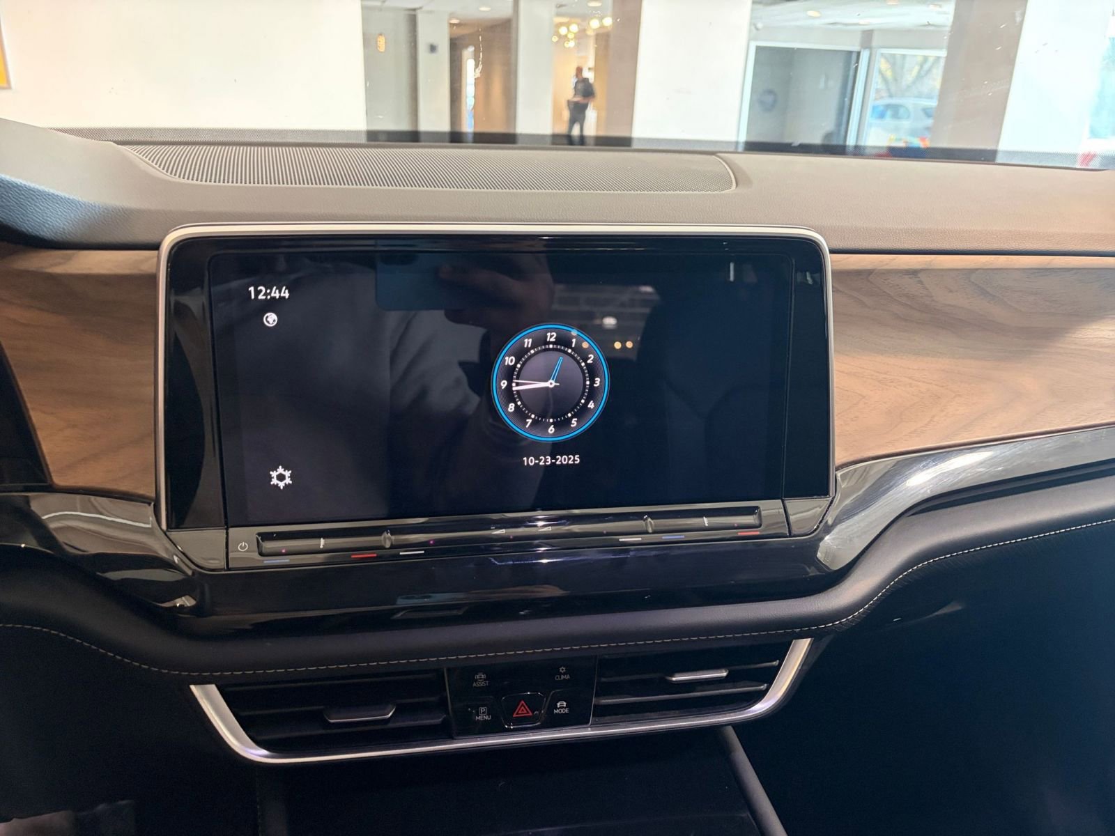 Used 2025 Volkswagen Atlas SE image 18