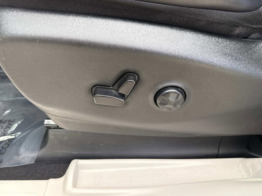 Used 2023 Chrysler Pacifica Touring-L FWD image 27