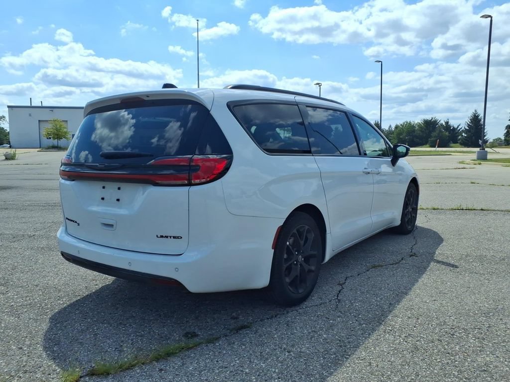 Used 2025 Chrysler Pacifica Limited FWD image 7