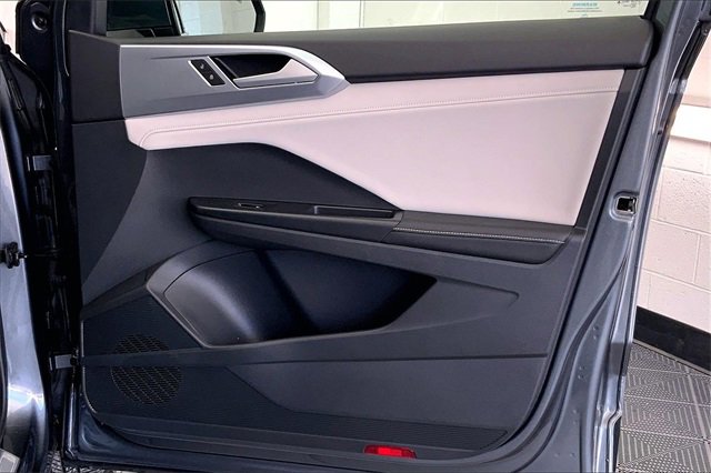 Certified 2025 Volkswagen Taos SE w/ Panoramic Sunroof Package image 24