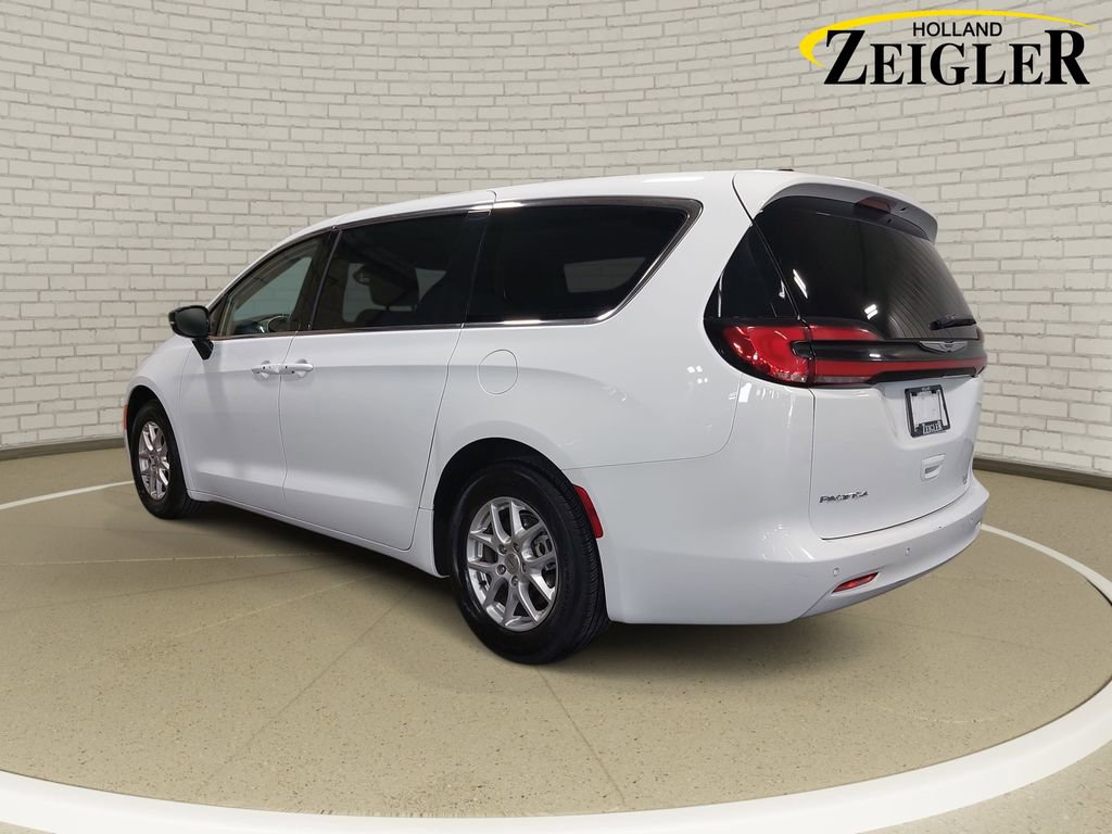 Used 2024 Chrysler Pacifica Touring-L FWD image 7