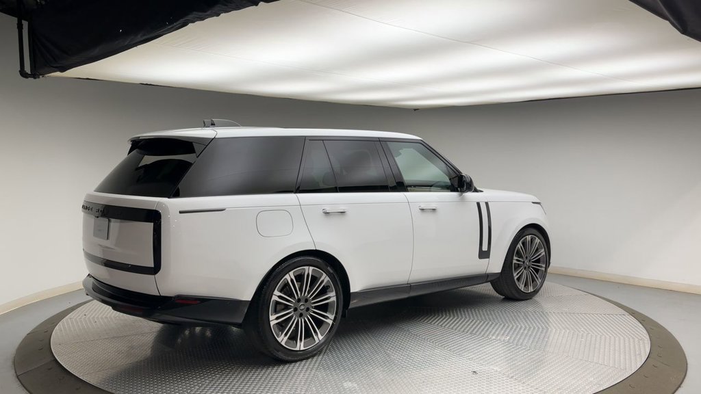 Used 2024 Land Rover Range Rover SE AWD/4WD image 2