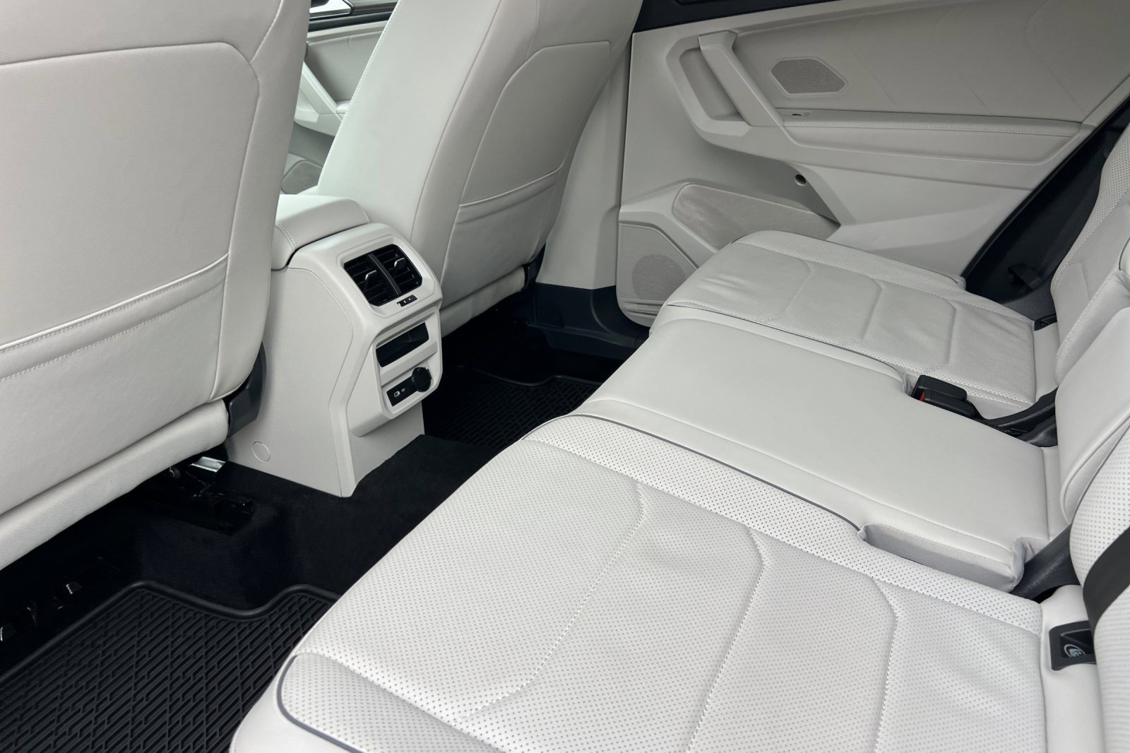 Used 2022 Volkswagen Tiguan SEL R-Line image 12