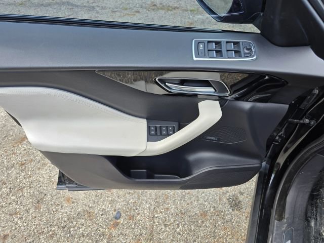 Used 2018 Jaguar F-PACE R-Sport image 15