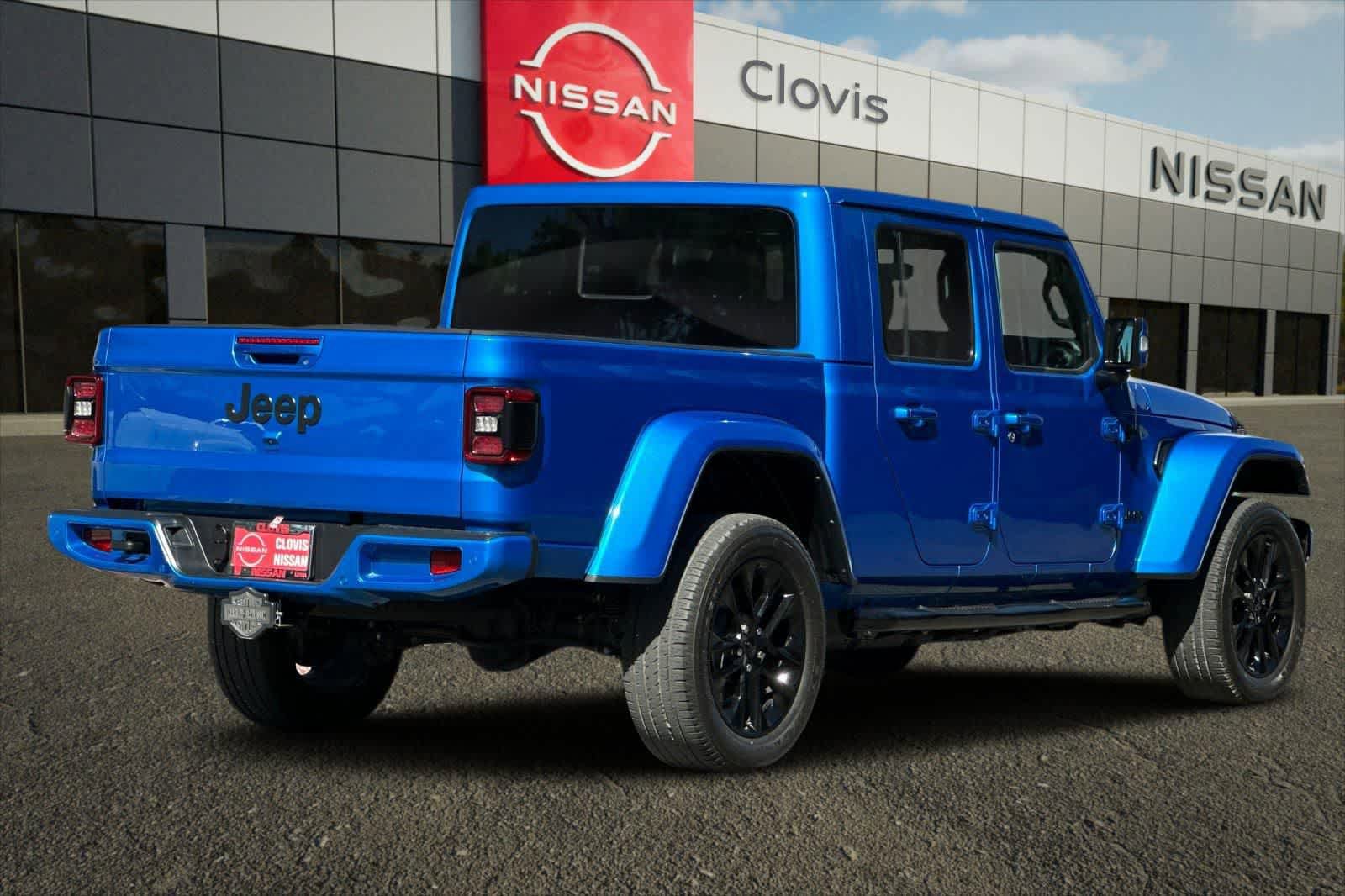 Used 2023 Jeep Gladiator Overland AWD/4WD image 3