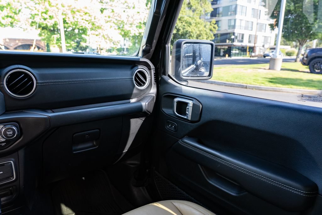 Used 2018 Jeep Wrangler Unlimited Sahara w/ Uconnect 4C Nav & Sound Group AWD/4WD image 11