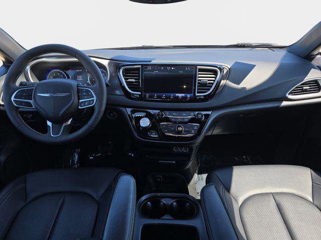 Used 2025 Chrysler Pacifica Select FWD image 10