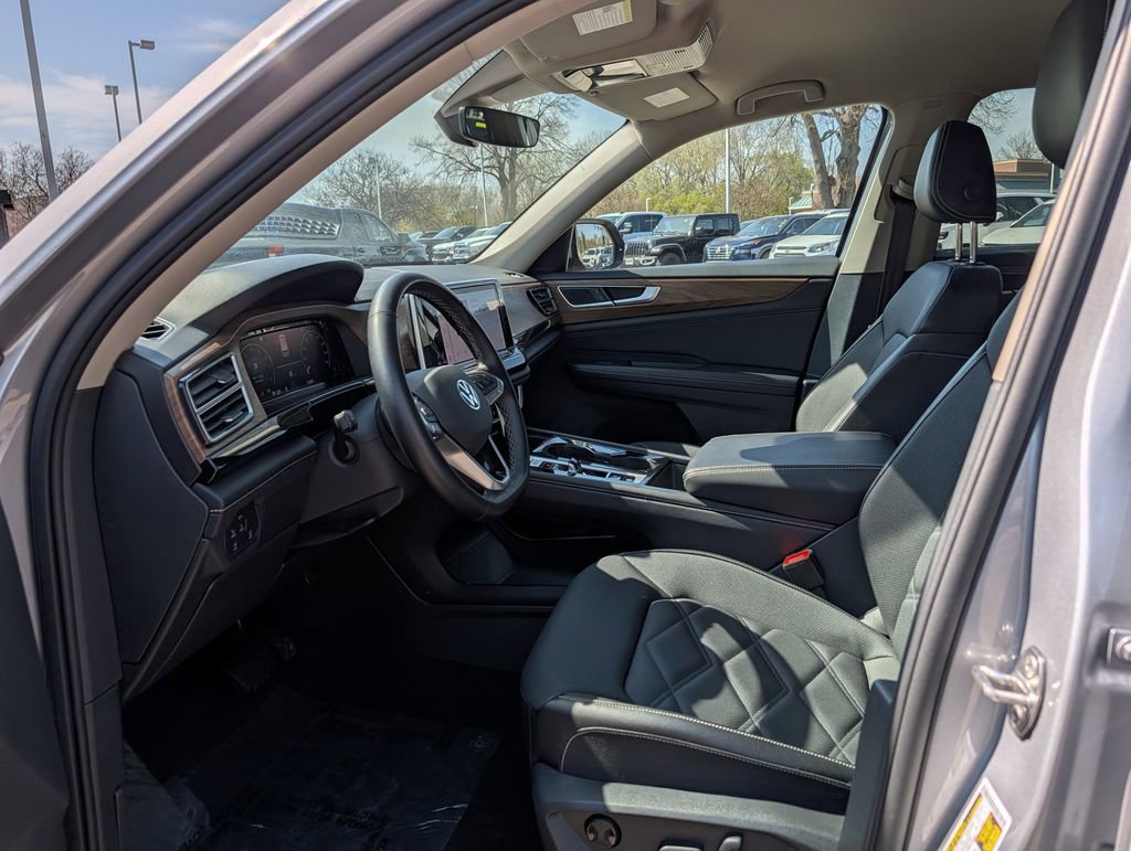 Used 2025 Volkswagen Atlas SE AWD/4WD image 32