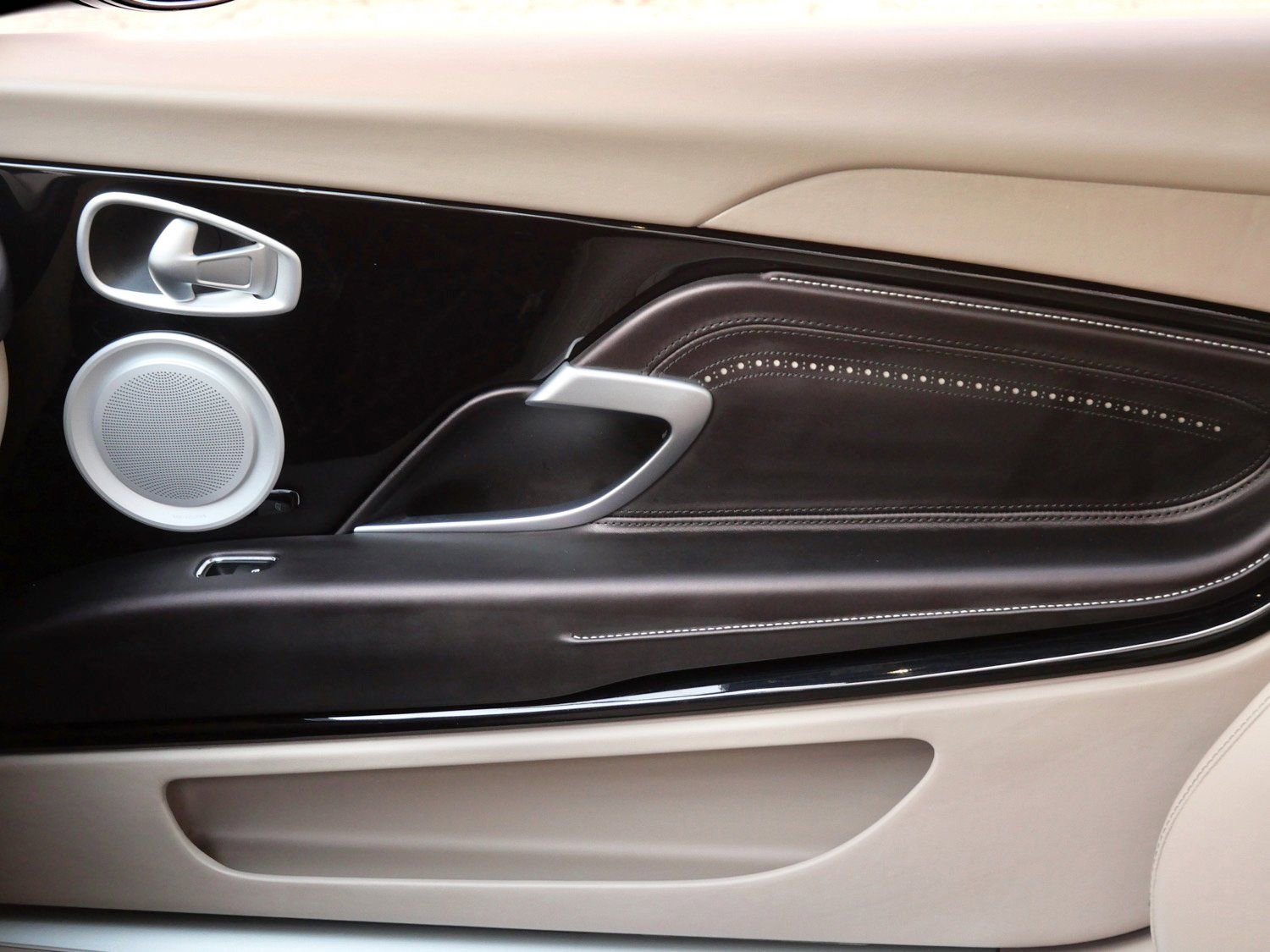 Used 2023 Aston Martin DB11 Coupe image 27